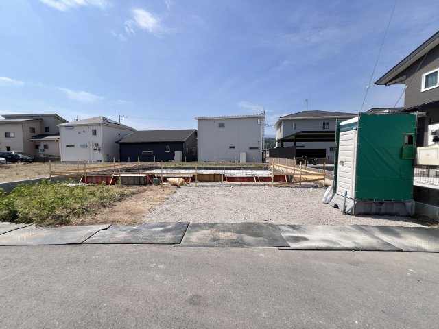 新築　富岡市下高瀬　GRAFARE　2号棟の駐車場|現地写真　駐車スペースは並列4台分可能です！

