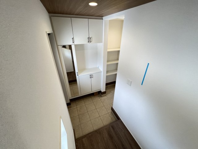 新築　富岡市下高瀬　GRAFARE　2号棟の玄関|　シューズインクロークと下駄箱があり、かなりの収納量が期待できます！							
