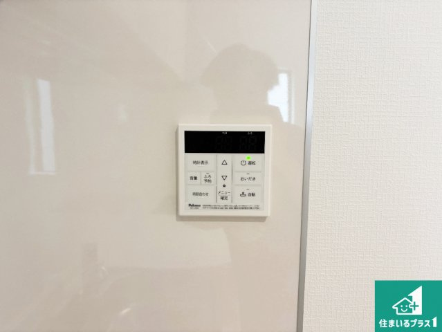 摂津市鳥飼和道　第1期　新築一戸建ての発電・温水設備|給湯器リモコン（LDK側）ボタン一つでお風呂のお湯はり・追い炊き可能！便利な呼び出し機能付き！表示文字が大きく読みやすい有機ＥＬを採用！どの角度からも見やすくなっています。