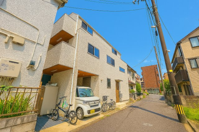 蕨市塚越5丁目～築浅戸建2024年～のその他|洗練されたフォルムと落ち着いた色調が、街並みにやさしく溶け込む佇まい。帰るたびに、心がふっと和らぐ外観です。