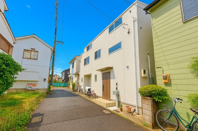蕨市塚越5丁目～築浅戸建2024年～の外観|控えめながらも洗練されたフォルムが、街並みに自然と溶け込みます。ほどよい高さと落ち着きのある佇まいが、住まう人に安心感と静かな誇りをもたらします。