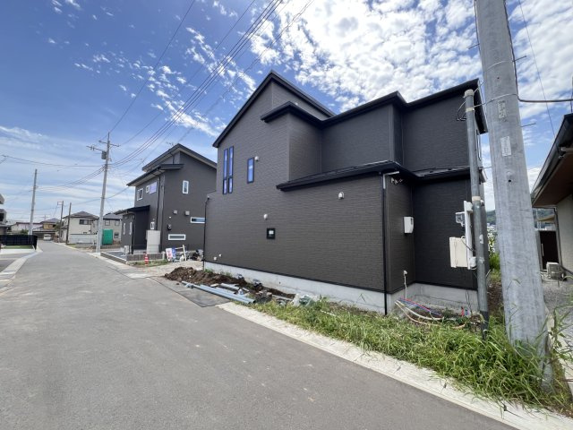 新築　富岡市下高瀬　GRAFARE　3号棟の前面道路含む現地写真|現地写真　北側接道幅員約5ｍ　
