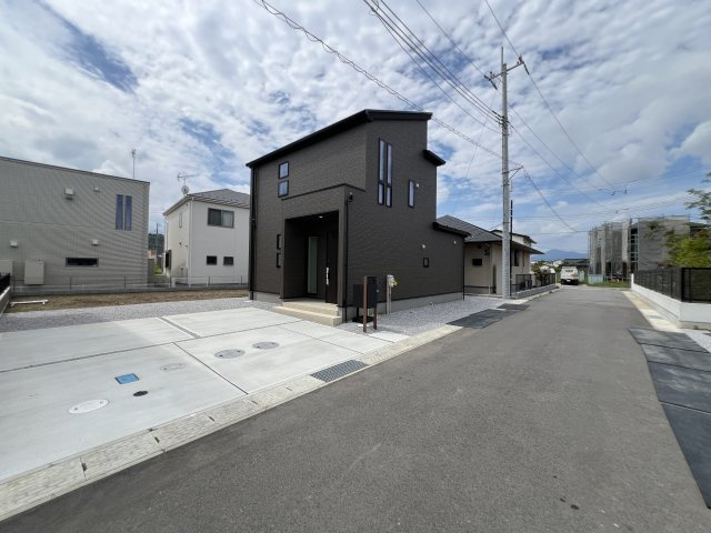 新築　富岡市下高瀬　GRAFARE　3号棟の前面道路含む現地写真|現地写真　北側接道幅員約5ｍ　
