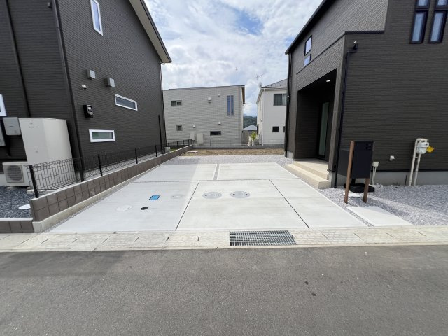 新築　富岡市下高瀬　GRAFARE　3号棟の駐車場|現地写真　駐車スペースは4台分可能です！
