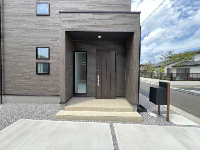 新築　富岡市下高瀬　GRAFARE　3号棟の玄関|　ポストと一体型のTVモニターホンでセキュリティ安心！
