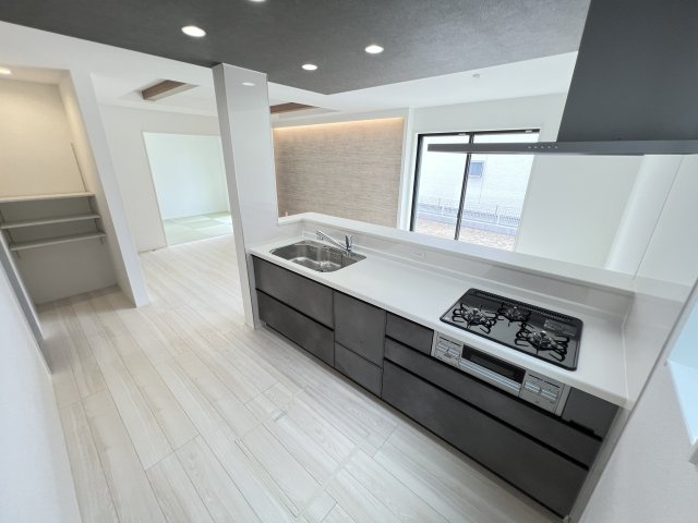 新築　富岡市下高瀬　GRAFARE　3号棟のキッチン|　間口2550ｍｍで作業スペースも広々！換気扇も汚れが付きにくくお掃除がし易い設計です。
