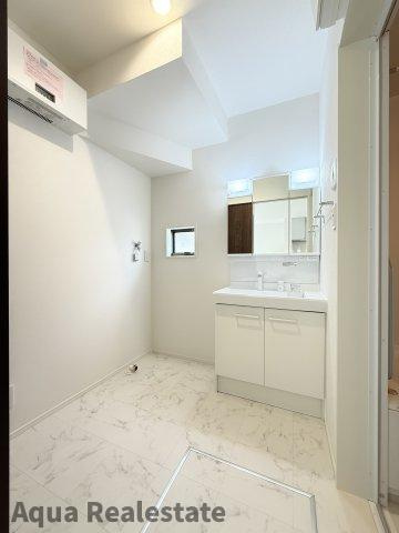 オール電化デザイナーズハウス高松市新北町建売①の独立洗面台|脱衣所は小さなお子様がいるご家庭でも重宝されております。