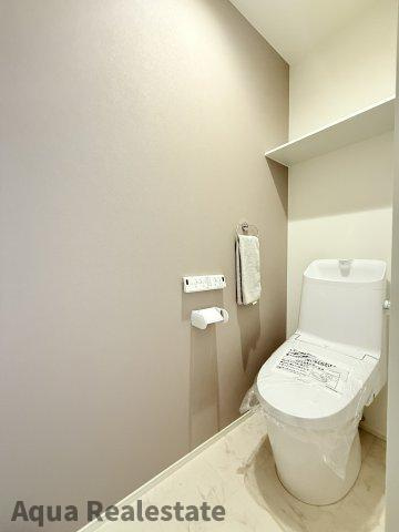 オール電化デザイナーズハウス高松市新北町建売①のトイレ|シャワー洗浄機能付きのトイレは、清潔感が印象的な空間ですね。