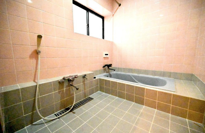 中古/新座市栄3丁目の浴室|高級感のある水はけのよいタイル