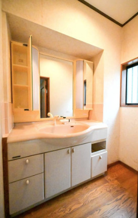 中古/新座市栄3丁目の洗面所|ワイドに使える洗面化粧台