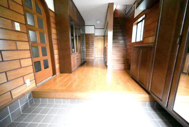 中古/新座市栄3丁目の玄関|広々土間の玄関
収納も豊富です
