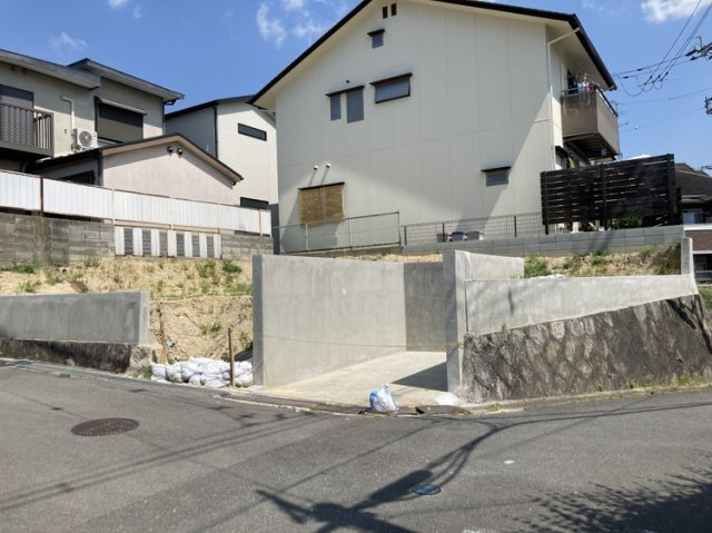 【建築条件なし】茄子作北町の前面道路含む現地写真|角地のため二方からの採光が取り入れられます。