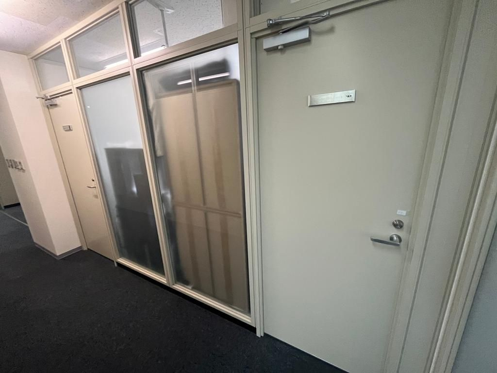 千葉市中央区登戸１丁目の事務所の玄関