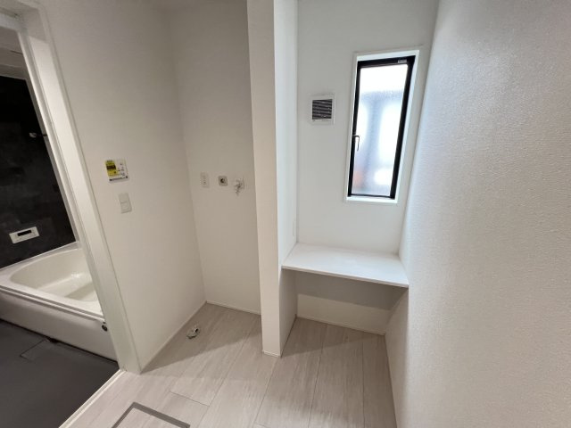 新築　富岡市下高瀬　GRAFARE　4号棟のバルコニー|　ホスクリーン付きの洗面室で室内干しができます！　