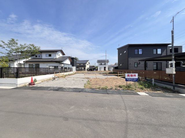 新築　富岡市下高瀬　GRAFARE　4号棟の前面道路含む現地写真|現地写真　南側接道幅員約5ｍ　
