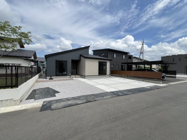 新築　富岡市下高瀬　GRAFARE　4号棟の前面道路含む現地写真|現地写真　南側接道幅員約5ｍ　
