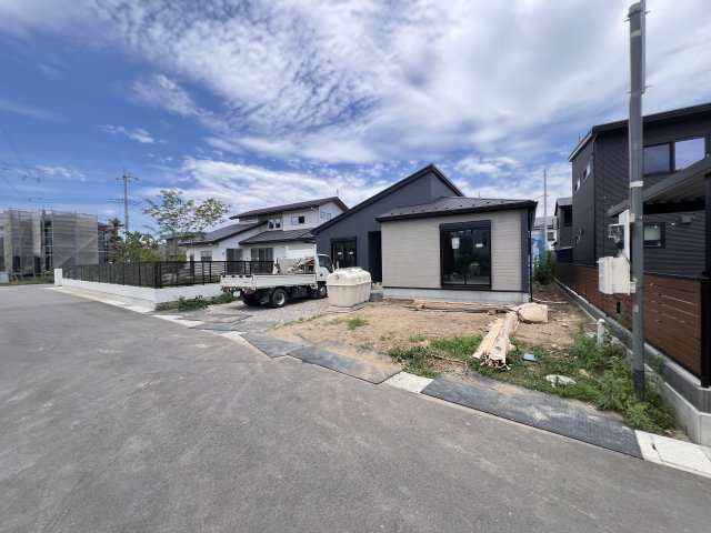 新築　富岡市下高瀬　GRAFARE　4号棟の駐車場|現地写真　駐車スペースは4台分可能です！
