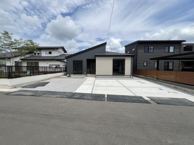 新築　富岡市下高瀬　GRAFARE　4号棟の駐車場|現地写真　駐車スペースは4台分可能です！
