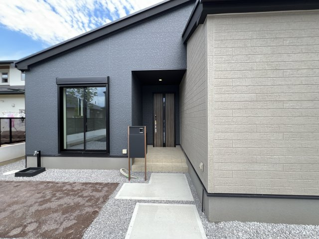 新築　富岡市下高瀬　GRAFARE　4号棟の玄関|　ポストと一体型のTVモニターホンでセキュリティ安心！
