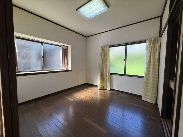横尾町庭付き一戸建の洋室
