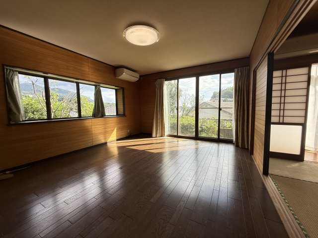 横尾町庭付き一戸建の洋室