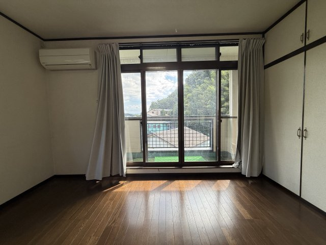 横尾町庭付き一戸建の洋室