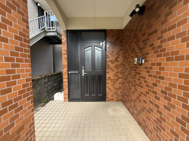 横尾町庭付き一戸建の玄関