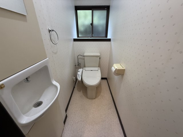 横尾町庭付き一戸建のトイレ