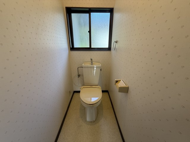 横尾町庭付き一戸建のトイレ