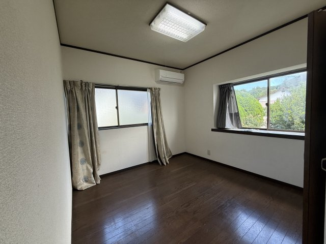 横尾町庭付き一戸建の洋室