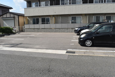 【駐車場】 | 鳥羽リョウコウ | 車をお持ちの方に嬉しい駐車場付きの物件です