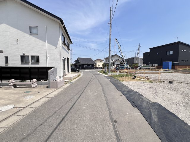 新築　富岡市下高瀬　GRAFARE　5号棟の前面道路含む現地写真|現地写真　北側接道幅員約5ｍ　
