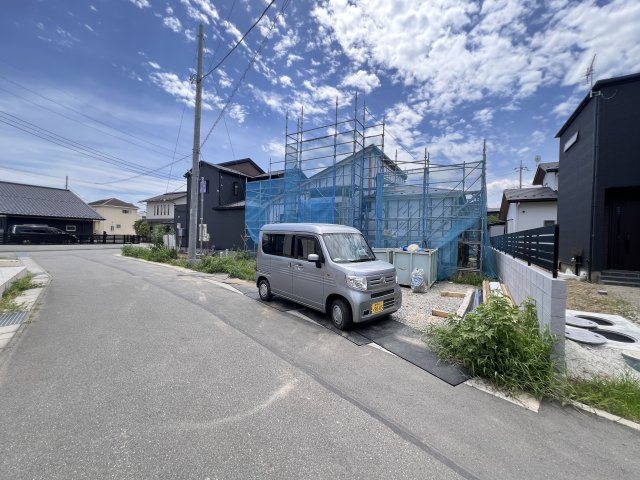 新築　富岡市下高瀬　GRAFARE　5号棟の前面道路含む現地写真|現地写真　北側接道幅員約5ｍ　
