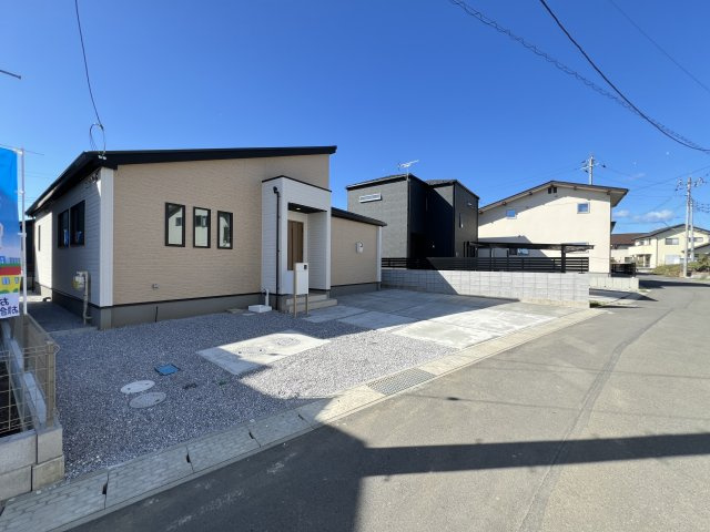 新築　富岡市下高瀬　GRAFARE　5号棟の前面道路含む現地写真|現地写真　北側接道幅員約5ｍ　
