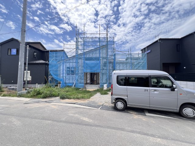 新築　富岡市下高瀬　GRAFARE　5号棟の駐車場|現地写真　駐車スペースは並列3台分可能です！

