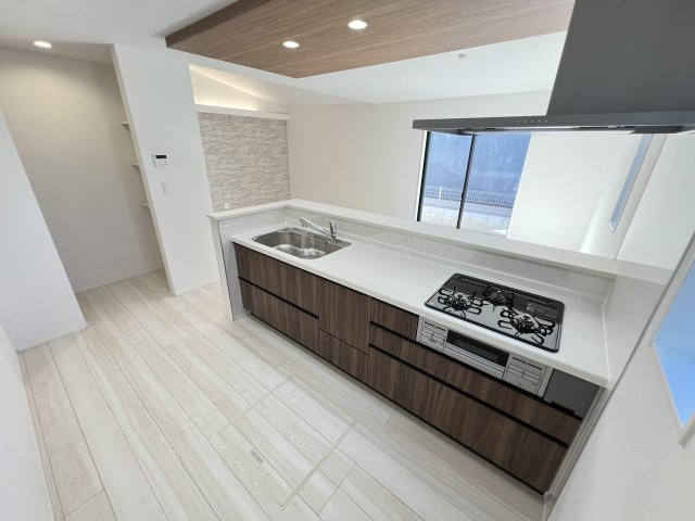 新築　富岡市下高瀬　GRAFARE　5号棟のキッチン|　間口2550ｍｍで作業スペースも広々！換気扇も汚れが付きにくくお掃除がし易い設計です。
