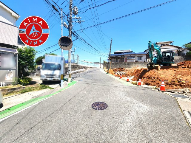 福岡市博多区浦田1丁目第11-5棟（2号棟）の前面道路含む現地写真|前面道路は閑静な住宅地をはしる車通りの少ない道路。お車の出し入れが苦手なママや小さなお子様にも安心ですね。しっかり舗装もされているので、ベビーカーや自転車で通っても快適に通行できます。