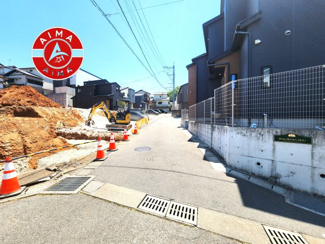 福岡市博多区浦田1丁目第11-5棟（3号棟）の前面道路含む現地写真|前面道路は閑静な住宅地をはしる車通りの少ない道路。お車の出し入れが苦手なママや小さなお子様にも安心ですね。しっかり舗装もされているので、ベビーカーや自転車で通っても快適に通行できます。