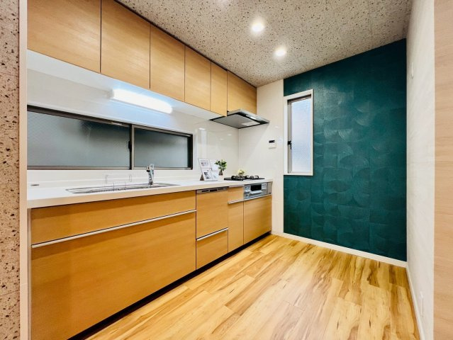 【キッチン】 | 板橋区東新町２丁目　中古戸建て | 作業スペースをしっかり確保した、使い勝手の良いキッチンです