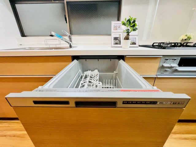 【キッチン】 | 板橋区東新町２丁目　中古戸建て | 家事の時短に役立つ食洗機で、ゆとりある暮らしを実現します