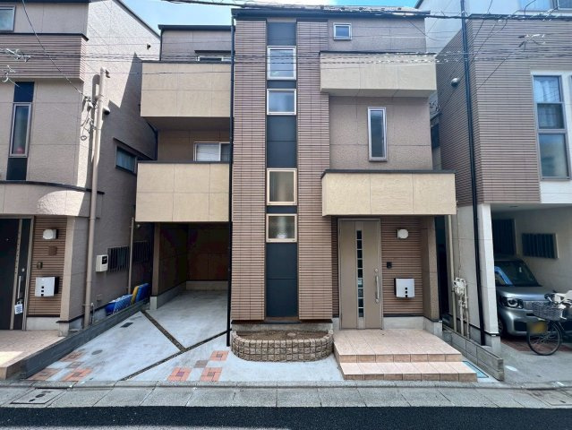 【外観】 | 板橋区東新町２丁目　中古戸建て | 落ち着いた街並みに映える、上品で洗練された外観デザイン