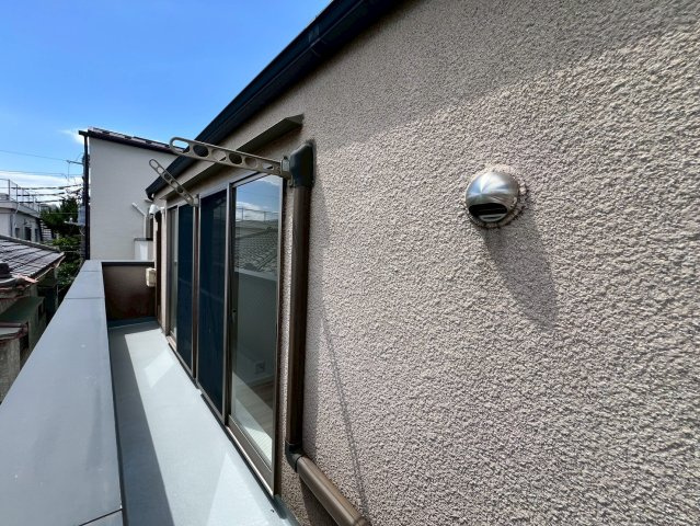 【バルコニー】 | 板橋区東新町２丁目　中古戸建て | 心地よい風と陽光を感じられるバルコニー付きの住まいです