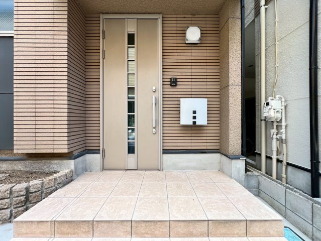 【玄関】 | 板橋区東新町２丁目　中古戸建て | 落ち着いた雰囲気で来客を迎える、洗練されたエントランスです