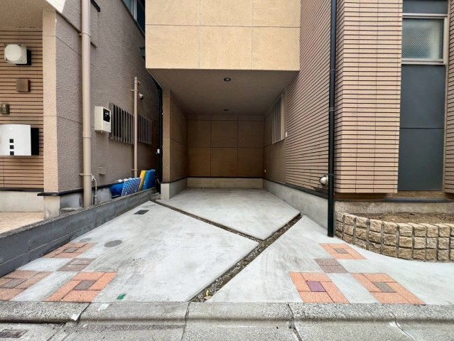 【駐車場】 | 板橋区東新町２丁目　中古戸建て | ゆとりある駐車スペースを確保し、快適なカーライフをサポート