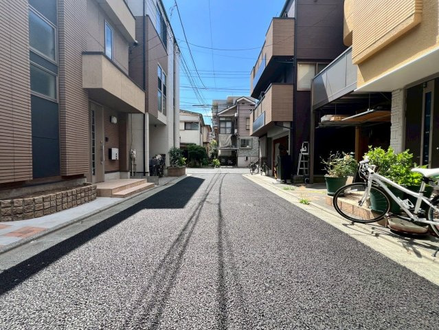 【前面道路含む現地写真】 | 板橋区東新町２丁目　中古戸建て | 見通しの良い前面道路で、安心して通行できる住環境です