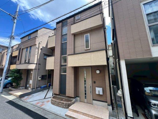 【外観】 | 板橋区東新町２丁目　中古戸建て | 落ち着いた色合いで統一された、上品な印象の外観デザイン