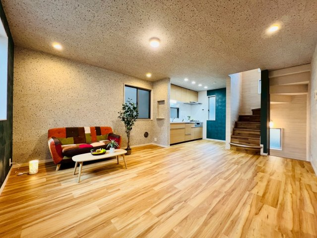 【居間・リビング】 | 板橋区東新町２丁目　中古戸建て | 明るい陽光が差し込む、開放感あふれる快適なLDKです