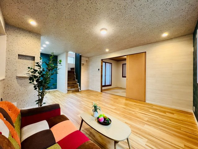 【居間・リビング】 | 板橋区東新町２丁目　中古戸建て | ゆとりある空間設計で、くつろぎやすいLDKに仕上げています