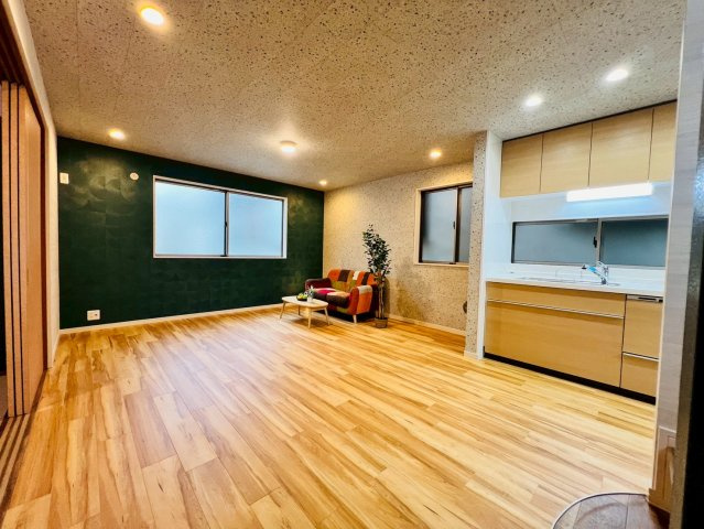 【居間・リビング】 | 板橋区東新町２丁目　中古戸建て | 落ち着きと開放感を兼ね備えた、居心地の良いLDKです