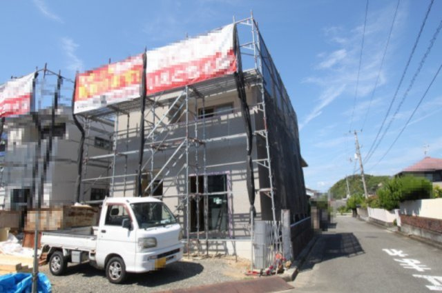 【８月末まで　特別価格】高知市瀬戸東町3丁目　新築戸建　②　【全2区画】の外観|②　土地面積　111.60㎡（約33.45坪）　建物面積　88.33㎡（約26.71坪）